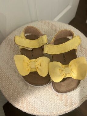 Lucky Brand Girls Yellow Bow Strap Sandals
